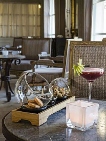 Gemütliche Lounge mit Cocktails und stilvoller Einrichtung.