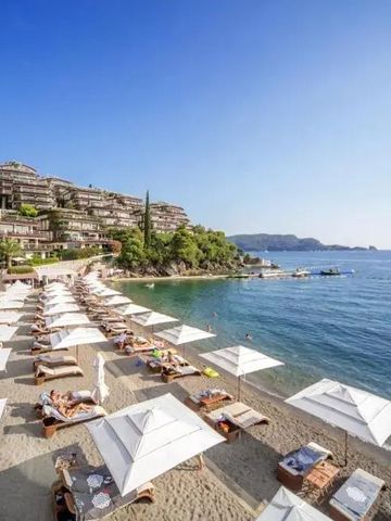 Private Strandliegen mit weißen Sonnenschirmen am Meer