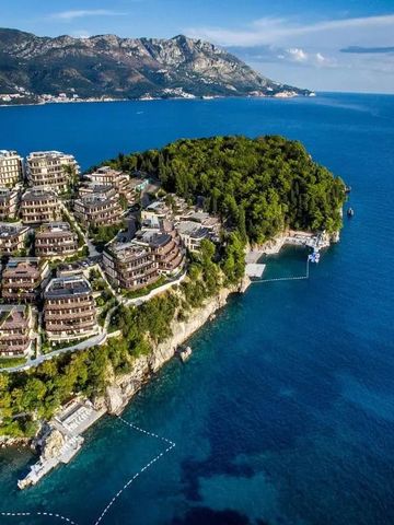 Luftaufnahme des ĀNANTI Resorts Montenegro auf einer Halbinsel mit Blick auf das Meer
