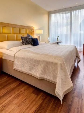 Gemütliches Zimmer mit Balkon und Blick auf die Landschaft