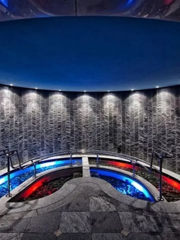 Luxuriöser Spa-Bereich mit beleuchteten Wasserbecken und Steinwänden