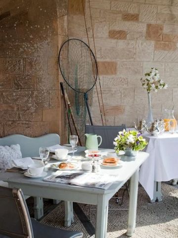 Gemütliche Terrasse mit gedeckten Tischen und Blumen