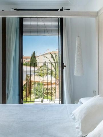 Schlafzimmer mit Blick auf Balkon und mediterrane Landschaft