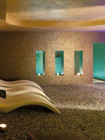 Wellnessbereich mit Liegen und geschmackvoller Beleuchtung