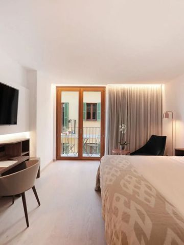 Moderner Hotelraum mit großem Bett und Schreibtisch.