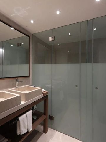 Modernes Badezimmer mit Glasdusche und Doppelwaschbecken aus Stein