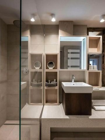 Modernes Badezimmer mit offener Dusche und stilvollen Regalen