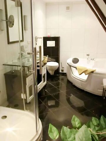 Luxuriöses Badezimmer mit Dusche und Jacuzzi