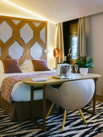 Modern eingerichtetes Hotelzimmer mit Doppelbett und Schreibtisch