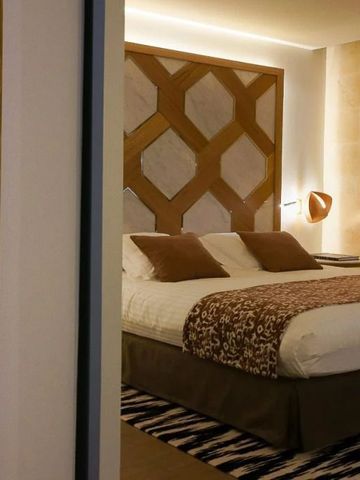 Hotelzimmer mit elegantem Interieur und gemütlicher Beleuchtung
