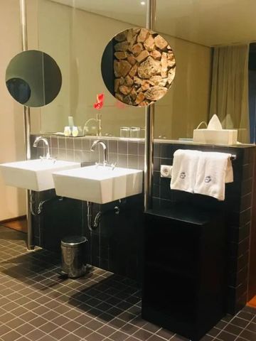Modernes Badezimmer mit zwei Waschbecken und Spiegeln im hochwertigen Design