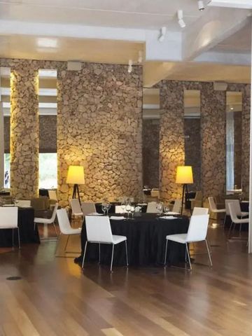 Luxuriöses Restaurant mit Steinwand und stilvoll gedeckten Tischen