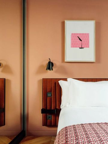 Detail des Hotelzimmers mit Kunstwerk und Leselampe