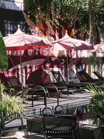 Liegestühle und Sonnenschirme bei einem stilvollen Pool
