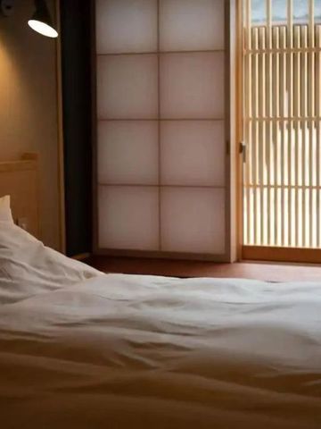 Minimalistisches Schlafzimmer mit traditionellen japanischen Elementen und Tageslicht