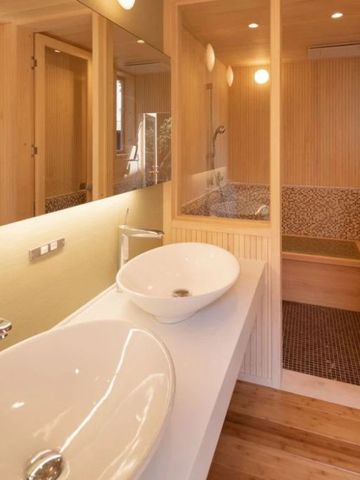 Luxuriöses Bad mit zwei Waschbecken und Holzelementen