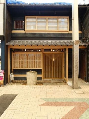 Traditionelle Fassade eines japanischen Gebäudes mit Holzdach und Schiebefenstern