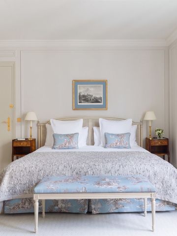 Elegantes Hotelzimmer mit Doppelbett und klassischen Möbeln