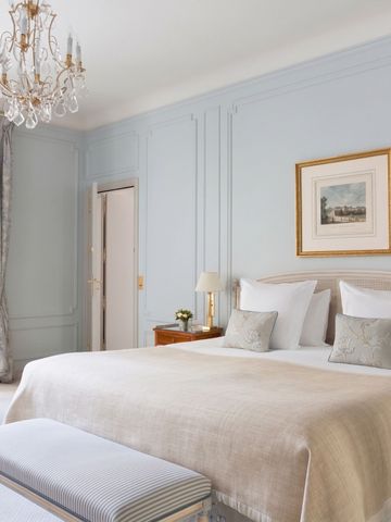 Helles Schlafzimmer mit eleganten Texturen und üppigem Vorhang