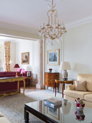 Elegantes Wohnzimmer einer Suite im klassischen Stil mit reich verzierter Einrichtung.