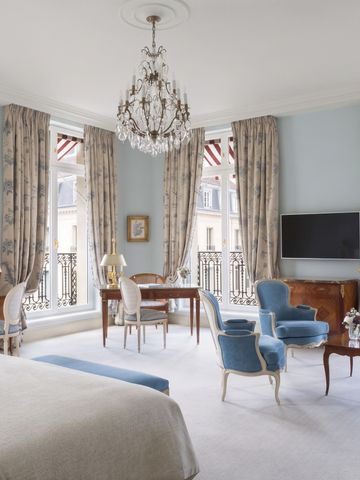 Helles Schlafzimmer mit eleganter Einrichtung, Votivkerzen und französischen Türen.