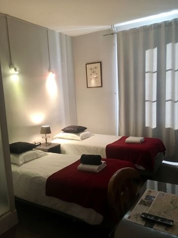 Gepflegtes Zimmer mit Einzelbetten und gemütlicher Beleuchtung