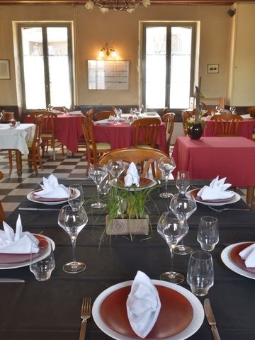 Eleganter Speisesaal mit gedeckten Tischen und rustikaler Einrichtung