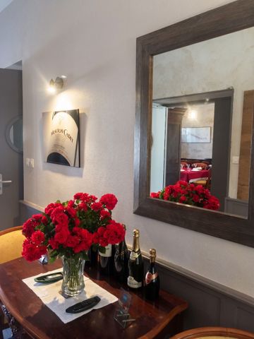 Spiegel mit Blumenstrauß und Champagnerflaschen im eleganten Flur