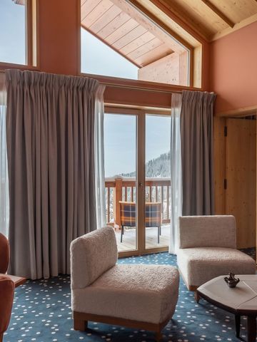 Luxuriöses Wohnzimmer im Hotel Le Coucou Méribel mit Panoramablick