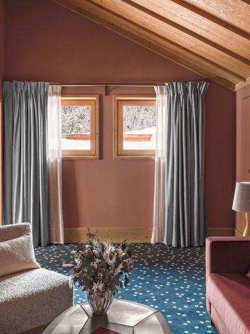 Eleganter Wohnbereich mit Holzdecke in einer Suite des Hotel Le Coucou Méribel