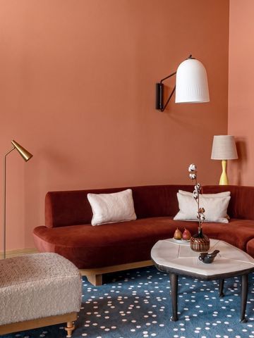 Moderne Sitzecke im Hotel Le Coucou Méribel mit Designer-Beleuchtung