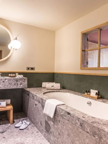 Luxuriöses Badezimmer mit Marmorbadewanne im Hotel Le Coucou Méribel