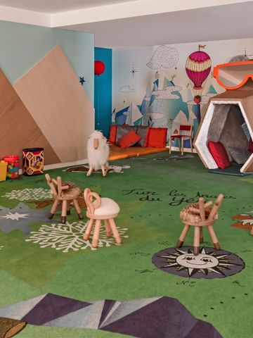 Kinderfreundlicher Spielraum mit bunten Möbeln und Spielzeug