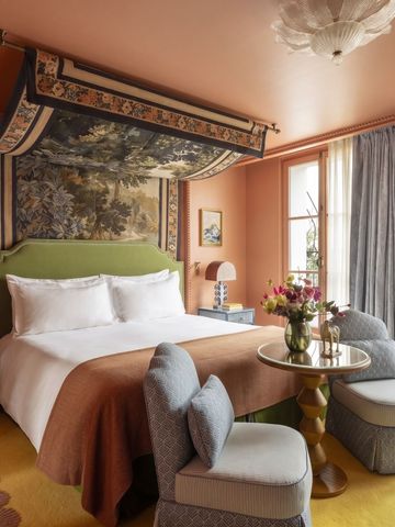 Einladendes Hotelzimmer mit Baldachin und stilvollen Möbeln