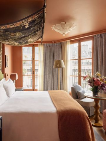 Elegantes Hotelzimmer mit stilvoller Einrichtung und großen Fenstern