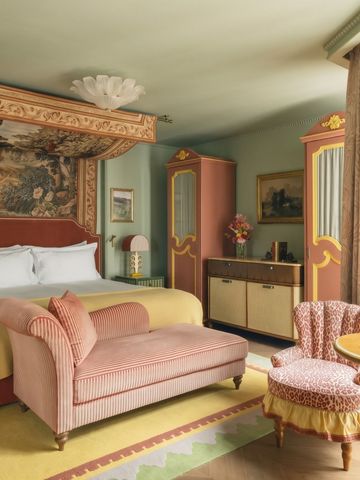 Charmantes Hotelzimmer mit klassischer Dekoration und bequemer Sitzgelegenheit