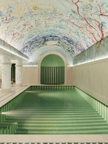 Innenpool mit kunstvoll bemalter Decke und stilvoller Beleuchtung