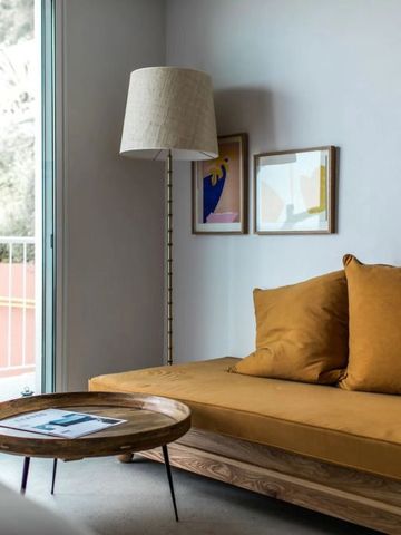 Einladende Sitzecke mit Kissen, Couchtisch und Ausblick auf einen Balkon