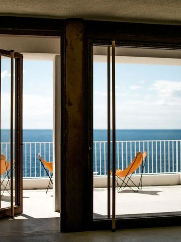 Geräumige Terrasse mit Aussicht auf das Meer