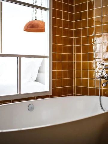 Wanne vor Wand mit dekorativen Fliesen