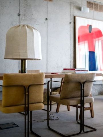 Stilvoller Raum mit Kunstwerk und Designerstühlen.