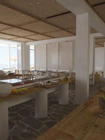 Elegantes Restaurant mit Blick auf das Meer und stilvoller Dekoration.