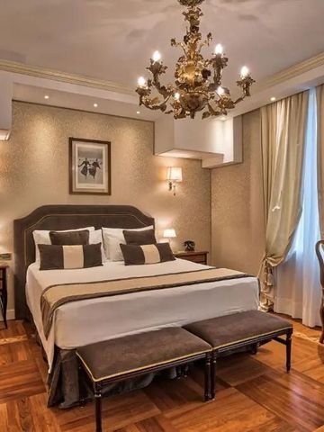 Hotelzimmer mit luxuriösem Kronleuchter und historischen Möbeln