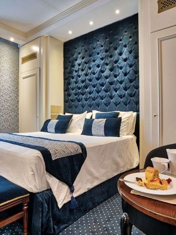Luxuriöses Hotelzimmer mit blauem Samthintergrund und Frühstückstisch.