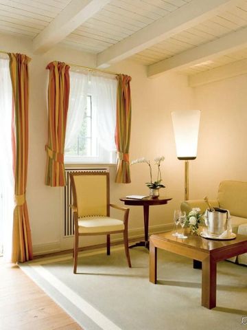 Elegantes Wohnzimmer in einer Hotelsuite mit stilvollen Möbeln und natürlichem Licht