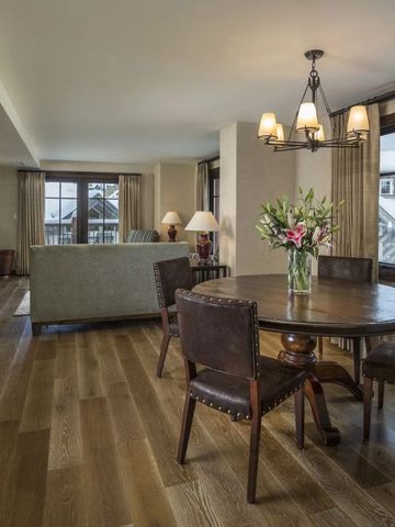 Wohnbereich einer geräumigen Suite mit Essbereich im Madeline Hotel