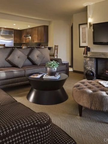 Gemütlicher Wohnbereich mit Kamin und Sofa im Madeline Hotel