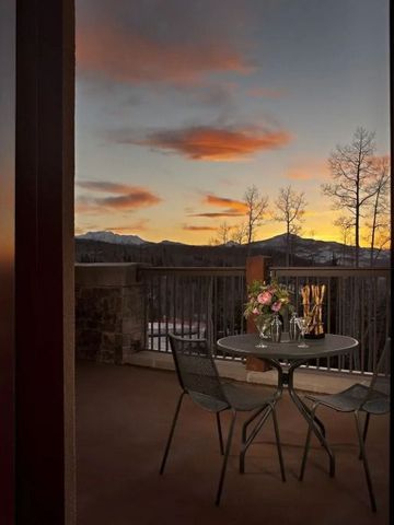 Romantische Terrasse mit Sitzgelegenheiten bei Sonnenuntergang und Bergblick