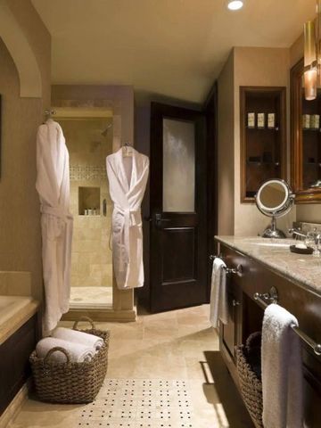 Luxuriöses Badezimmer mit Badewanne und eleganter Einrichtung in warmen Tönen