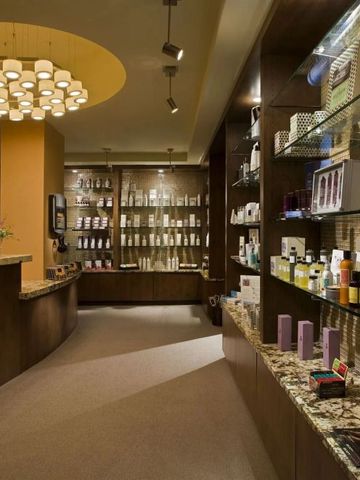 Eleganter Spa-Bereich mit Regalen voller Wellnessprodukte und einer gemütlichen Atmosphäre
